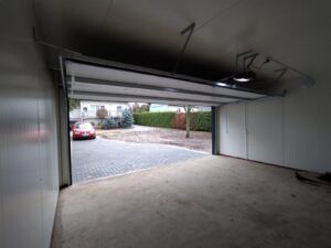 Read more about the article Przegląd rodzajów bram garażowych – która najlepiej pasuje do Twojego domu?